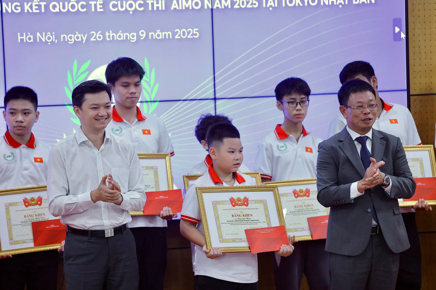 Mr. Nguyen Minh Triet, Secretary of the Central Youth Union, President of the Central Vietnam Student Association and journalist Phung Cong Suong - Editor-in-Chief of Tien Phong Newspaper, Head of AIMO Organizing Committee awarded Certificates of Merit to 22 excellent students. Photo: Trong Tai khend-2776.jpg