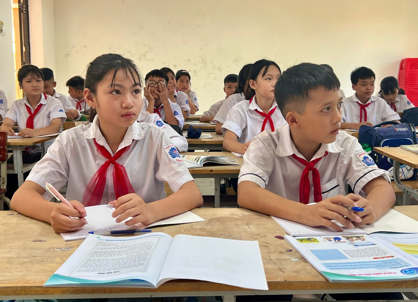 ភាសាអង់គ្លេសគឺជាមុខវិជ្ជាកំហិតនៅក្នុងកម្មវិធីអប់រំទូទៅ។ ngu.jpg