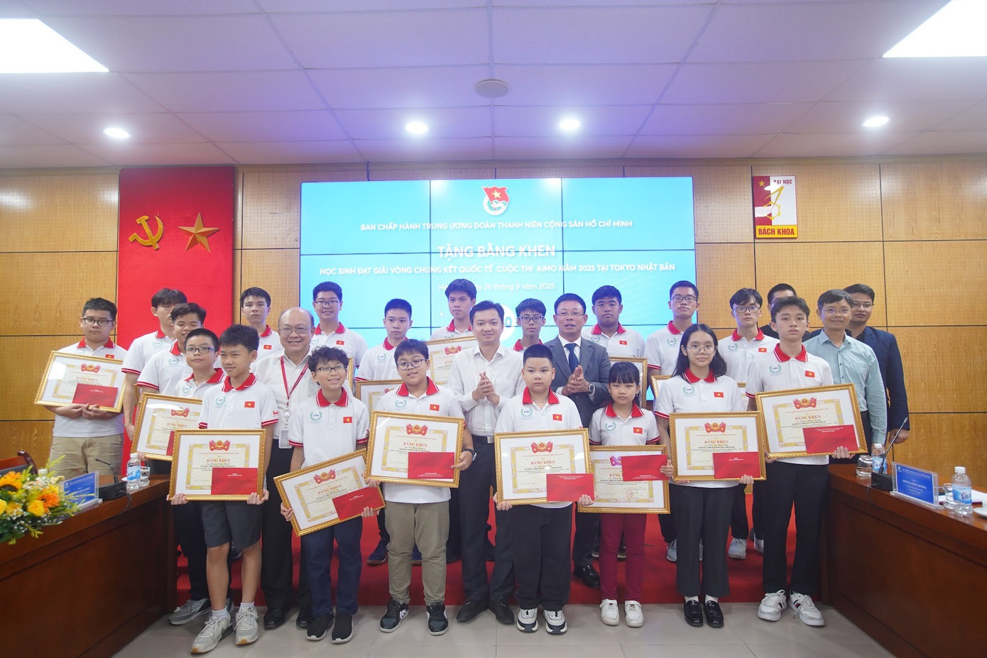 Outstanding students were honored to receive Certificates of Merit and Certificates of Merit. Photo: Referee tqap-the.jpg