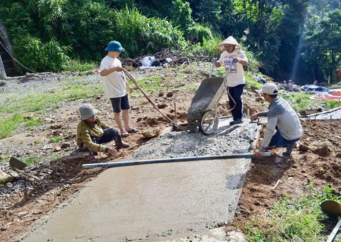 শিক্ষকরা প্রত্যন্ত অঞ্চলের শিক্ষার্থীদের জন্য কংক্রিটের রাস্তা তৈরি করেছেন এবং শ্রেণিকক্ষ সংস্কার করেছেন। qua4.jpg