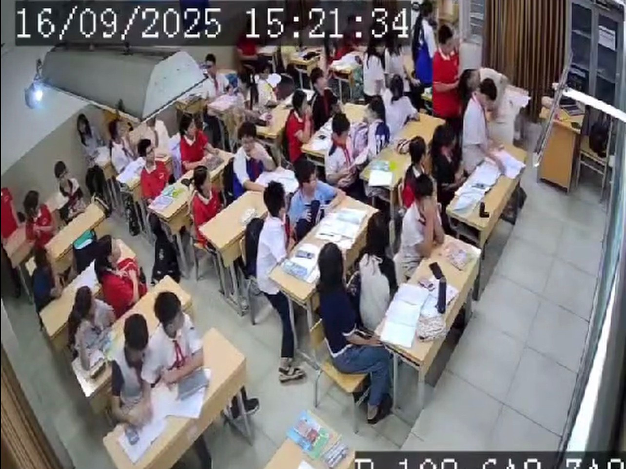 Học sinh túm tóc, ấn đầu cô giáo xuống. 1c30e6ab-19ab-40cd-81a7-c7c90e06d045.jpg