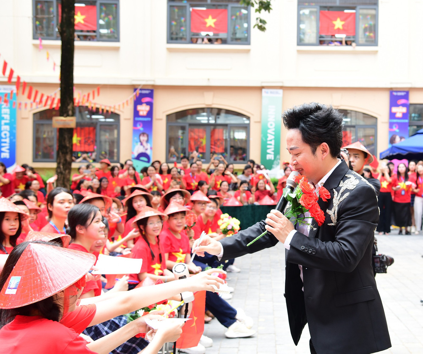 Nguyen Sieu Secondary School - High School invited singer Tung Duong to sing and interact with students before the new school year. anh-4556.jpg