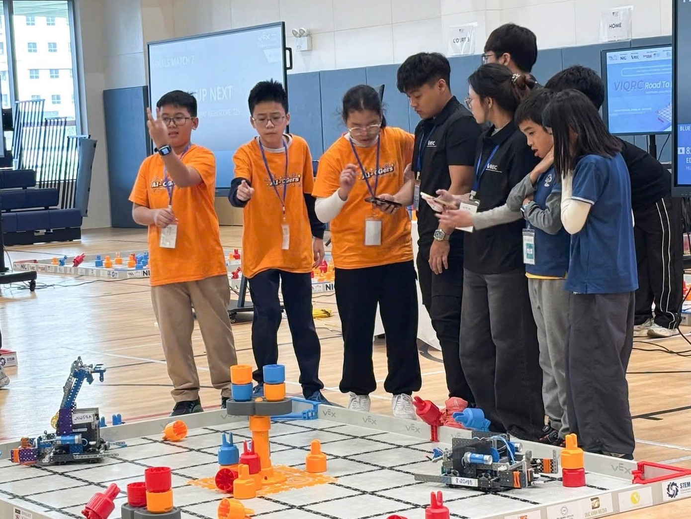 Alunos da Escola Secundária Cau Giay (Hanói) competem em Robótica. thi.jpg