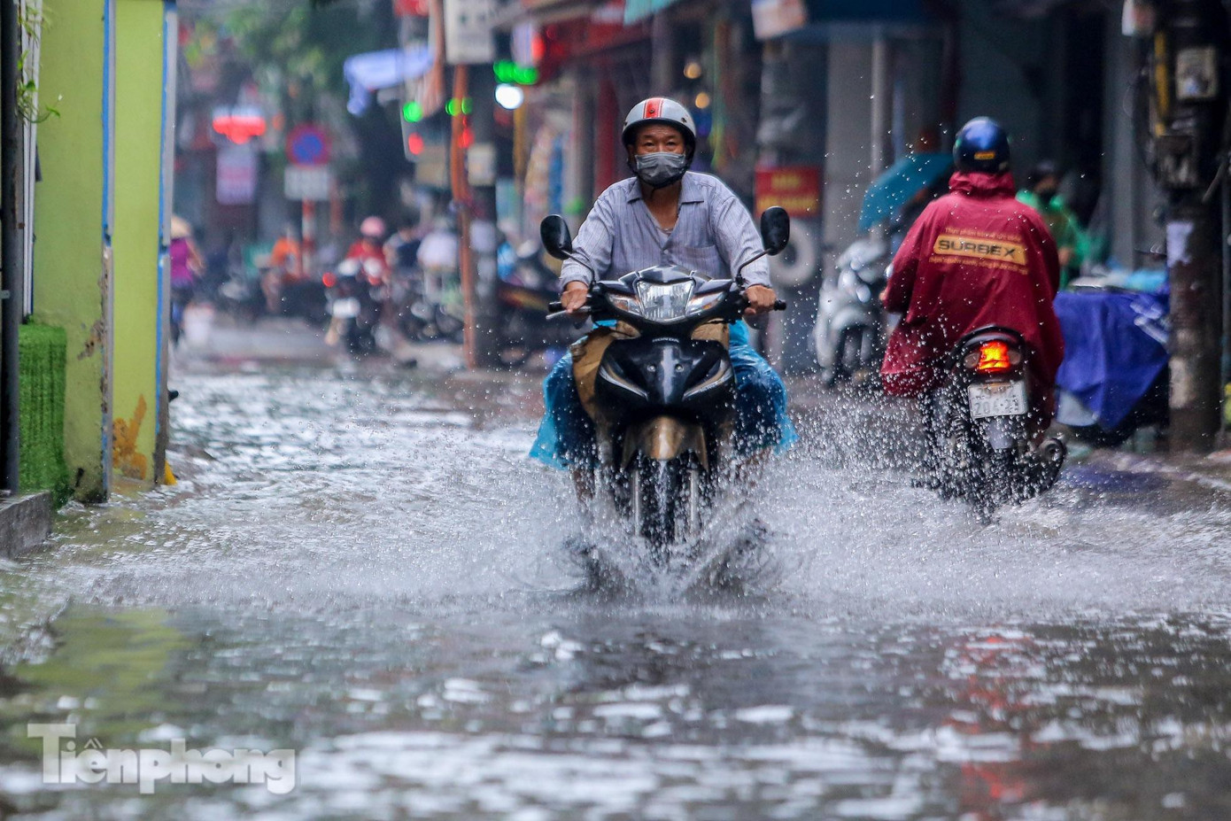 Miền Bắc đón mưa lớn, Thủy điện Hoà Bình liên tiếp mở cửa xả đáy - Ảnh 2. Miền Bắc đón mưa lớn, Thủy điện Hoà Bình liên tiếp mở cửa xả đáy - Ảnh 2.