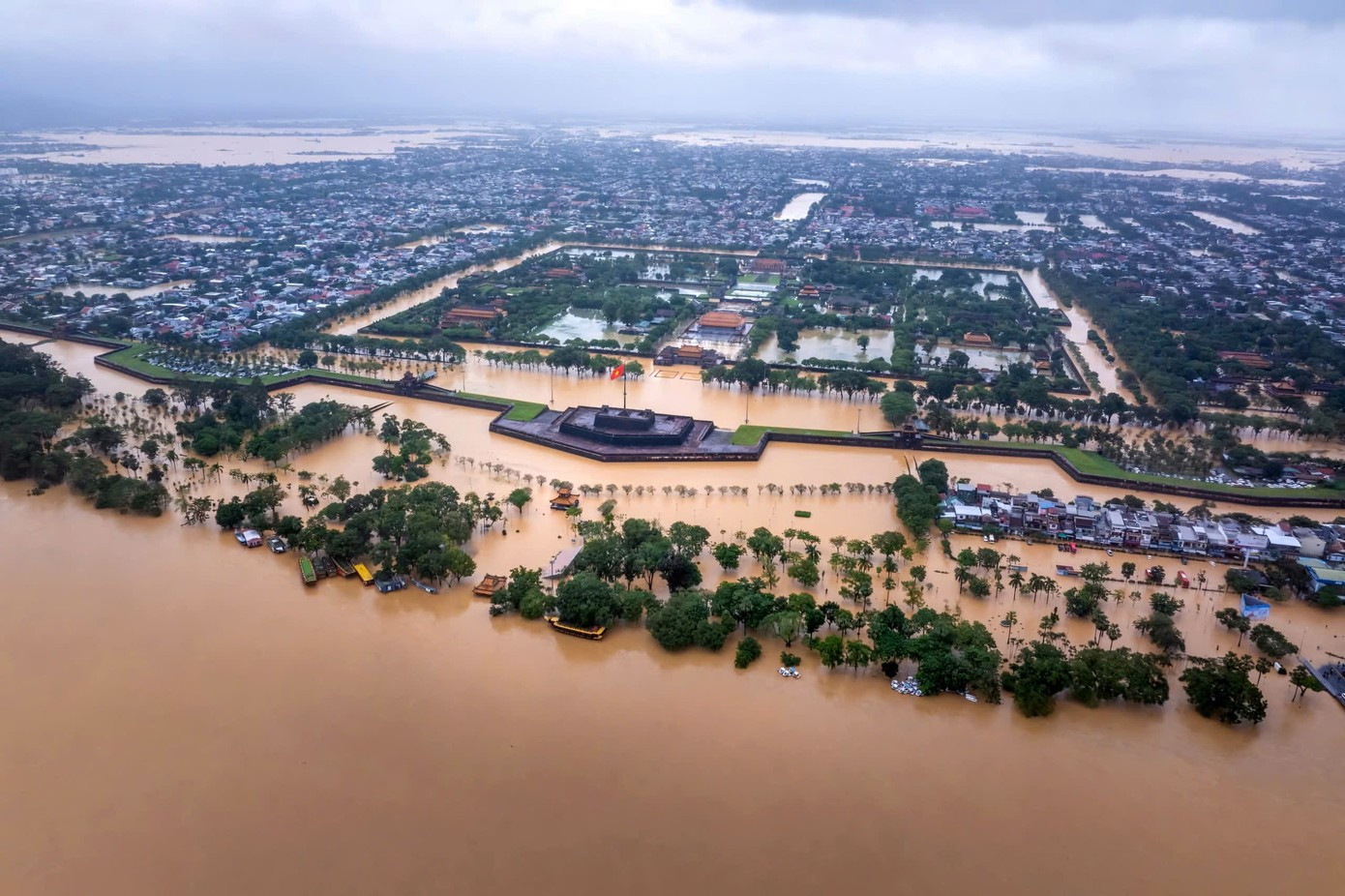Huế trở thành một trong những nơi ghi nhận lượng mưa ngày lớn nhất thế giới. Ảnh: Nguyễn Phong. mua-lu-hue-anh-nguyen-phong.jpg