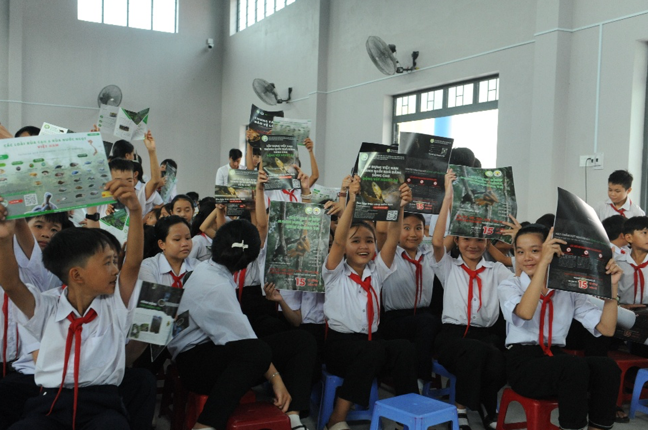 Học sinh tham gia hoạt động tuyên truyền bảo vệ Rùa hộp trán vàng miền Nam. anh-man-hinh-2025-10-16-luc-071645.png