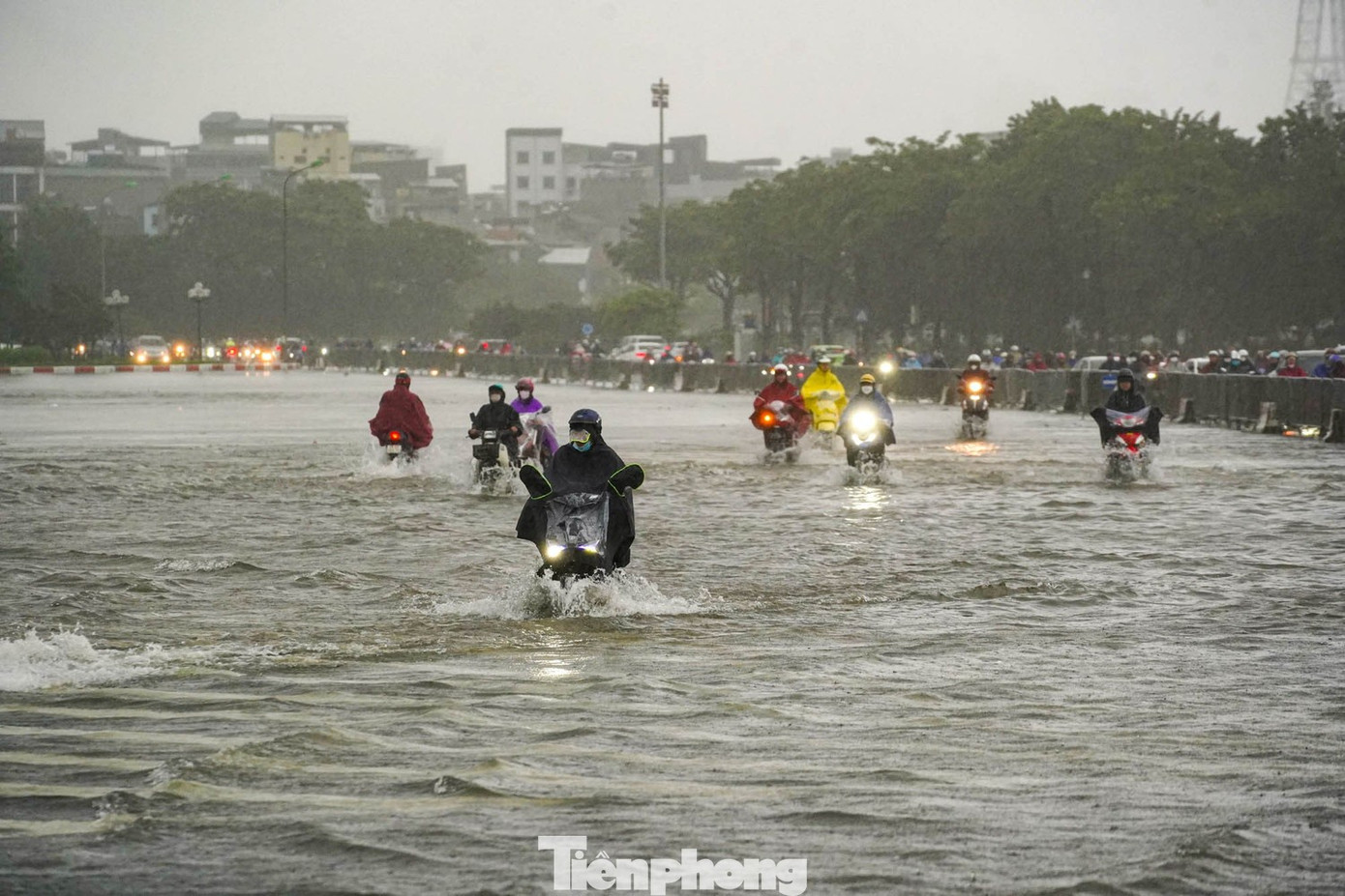 Hà Nội tiếp tục đối diện với nguy cơ ngập sâu trong hôm nay (7/10). Ảnh minh hoạ: Đức Nguyễn. mua-ngap-ha-noi.jpg