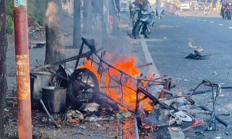 Xe bún riêu bất ngờ nổ tan giữa đường khiến nhiều người khiếp vía