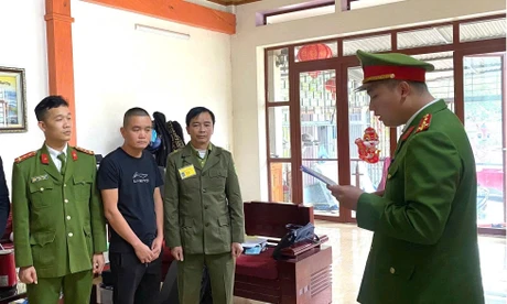 Đối tượng Trần Xuân Nguyên (áo đen). Ảnh: Công an tỉnh Lào Cai.