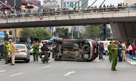 Hà Nội: Tạm giữ hình sự tài xế đâm lật xe ô tô ở Ngã Tư Sở