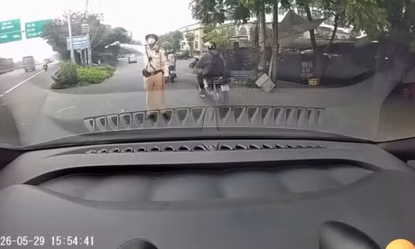 Vụ người đi ô tô hỏi CSGT 'em có biết anh không': Tài xế bị phạt 19 triệu đồng 
