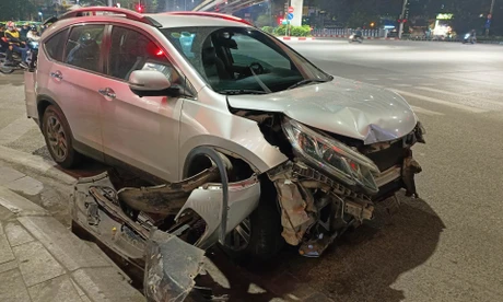 Hà Nội: Ô tô con biến dạng sau va chạm liên hoàn trên đường Láng