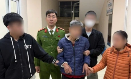 Công an giúp người đàn ông đi lạc trở về gia đình