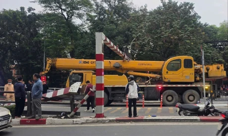 Hà Nội: Xe cẩu húc thanh giới hạn chiều cao cầu vượt, một phần khung sắt rơi vào 2 xe máy 