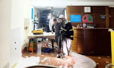 Hà Nội: Giải cứu 7 người trong vụ cháy nhà nghỉ, tạm giữ 1 nghi can