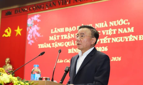 Đ/c Trần Cẩm Tú - Thường trực Ban Bí thư mong muốn người dân có thêm nghị lực để vươn lên ổn định cuộc sống, đón một mùa xuân mới trọn vẹn, ấm áp. Ảnh: Cổng thông tin tỉnh Lào Cai.