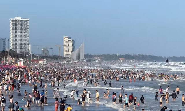 Đông nghịt người tắm biển Vũng Tàu ngày Tết