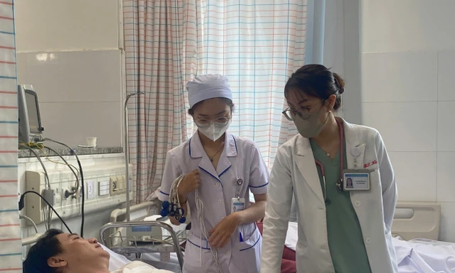 Nhập viện hàng loạt sau khi ăn bánh mì ở TPHCM 