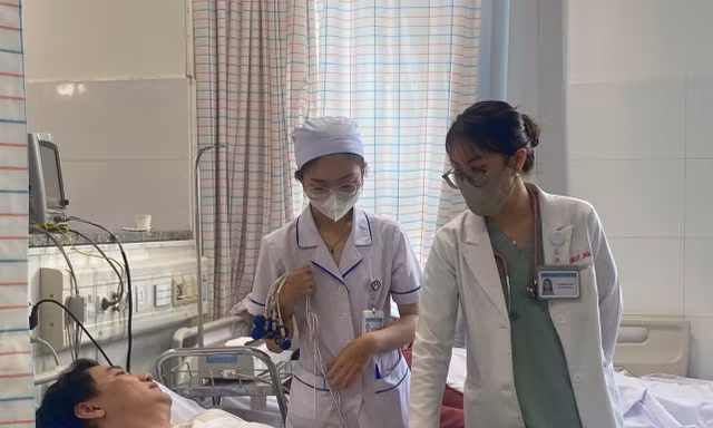 Nhập viện hàng loạt sau khi ăn bánh mì ở TPHCM 