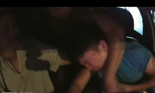 Tạm giữ hành khách kẹp cổ, đánh đập tài xế taxi vì bị hủy chuyến 