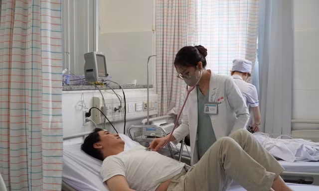 Số ca ngộ độc nghi do ăn bánh mì ở TPHCM tiếp tục tăng mạnh