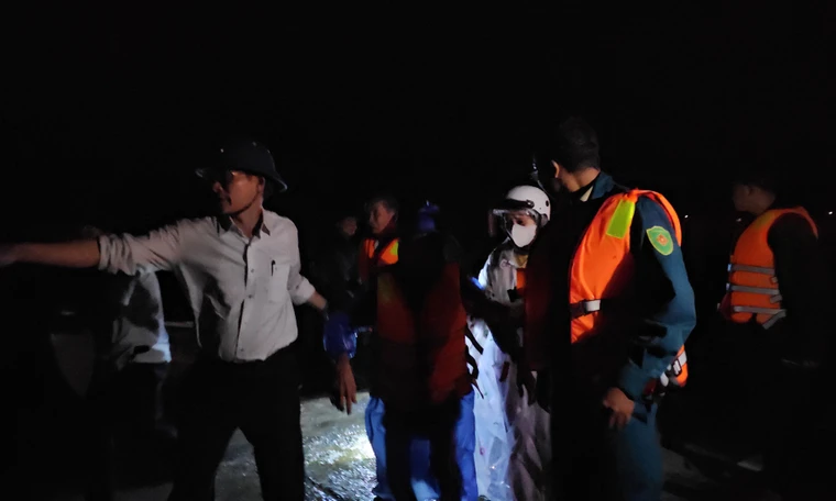 Hơn 530 người dân bị cô lập, đưa cano chuyển người bị sốt cao ra khỏi vùng ngập úng