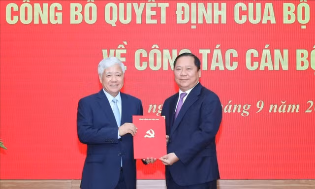 Công bố quyết định của Bộ Chính trị về công tác cán bộ