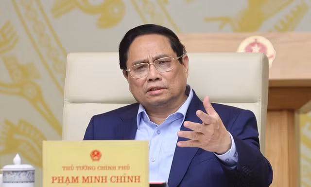 Thủ tướng yêu cầu xử lý tình trạng 'cò giấy tờ' ở các trung tâm hành chính công