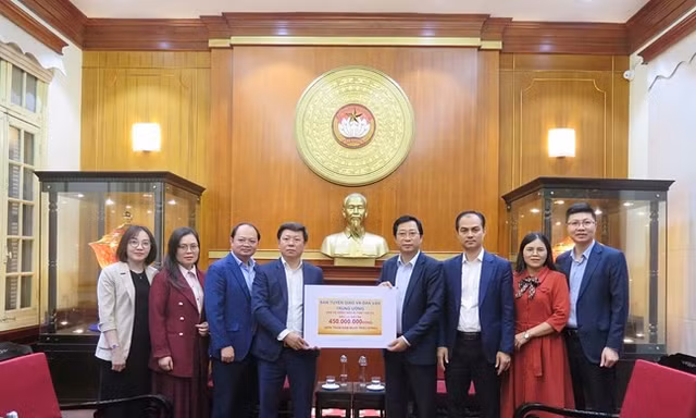 Hơn 1 triệu người dân quyên góp ủng hộ đồng bào vùng bão lũ