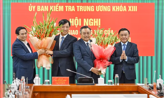 Bàn giao công tác của Chủ nhiệm Ủy ban Kiểm tra Trung ương