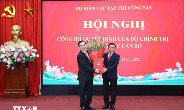 Công bố quyết định của Bộ Chính trị về công tác cán bộ