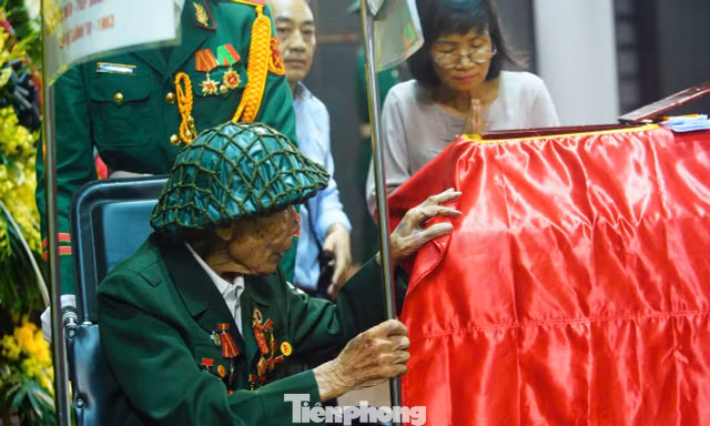 Hình ảnh xúc động tại lễ tang Anh hùng La Văn Cầu