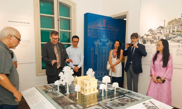 Trưng bày nét đẹp giao thoa văn hóa Á - Âu tại biệt thự 2 mặt tiền trên đất vàng Hà Nội