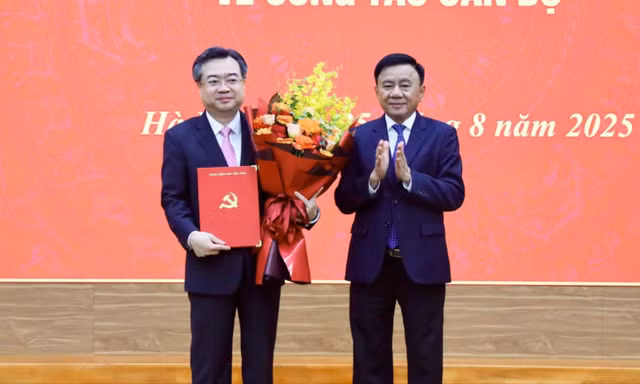 Triển khai quyết định của Bộ Chính trị về công tác cán bộ