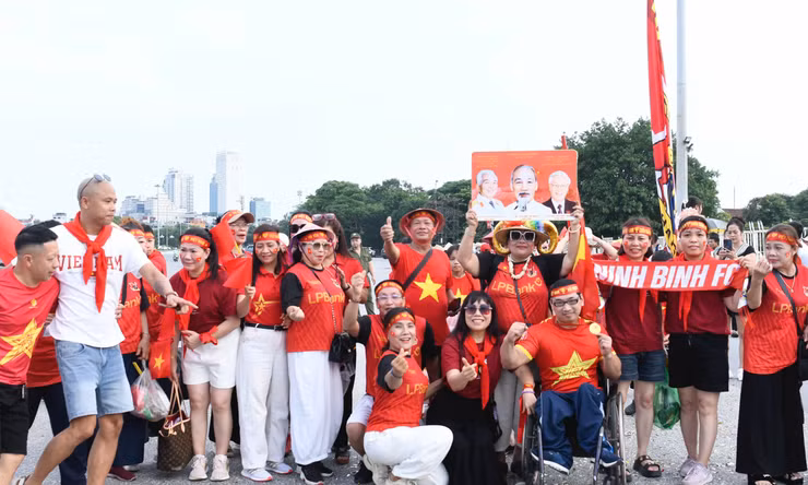 CĐV tiếp lửa tuyển Việt Nam đấu Campuchia bằng tình yêu vô điều kiện 
