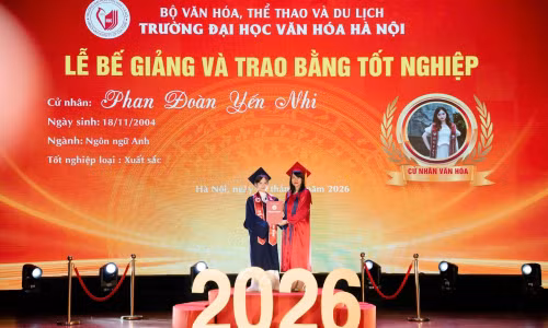 Yến Nhi nhận bằng cử nhân xếp loại Xuất sắc chuyên ngành Ngôn ngữ Anh.