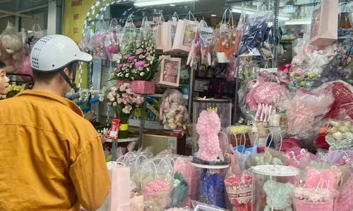 Đa dạng các mẫu hoa rực rỡ trong ngày Valentine 14/2, đáp ứng nhiều nhu cầu của khách hàng.