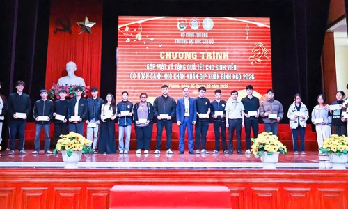 TS Đỗ Văn Đỉnh – Phó Hiệu trưởng và TS. Phạm Văn Dự - Trưởng phòng Công tác sinh viên trao quà Tết của Nhà trường cho sinh viên có hoàn cảnh khó khăn vượt khó vươn lên trong học tập.