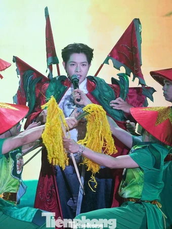 Đức Phúc lần đầu hát 'Phù Đổng Thiên Vương' ở hội Gióng 