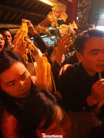 Chen nhau xin lộc hoa tre trong ngày cuối nghỉ Tết 