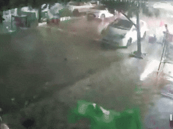 Video gió xoáy dữ dội cuốn theo lửa ở thủ đô Campuchia, đó là hiện tượng gì?