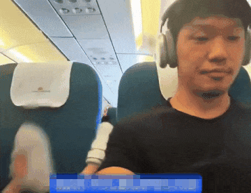 Khách nước ngoài đăng video bị bé gái đạp lia lịa trên máy bay mà mẹ bé còn cười