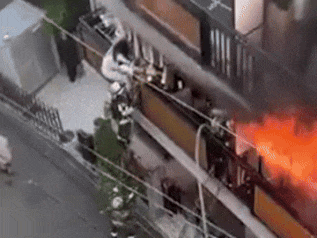 Hoảng loạn vì cháy nhà, cô gái đá văng anh lính cứu hỏa rơi từ tầng 2 xuống