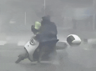 Video xe tải lật, người đi xe máy không trụ vững giữa bão Matmo ở Trung Quốc