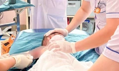 Bé trai tập đi bị bỏng toàn thân từ sơ sẩy 'chết người' của người lớn