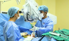 Cô gái trẻ suýt liệt cả 2 chân vì bỏ qua tín hiệu cảnh báo và mua thuốc tự điều trị