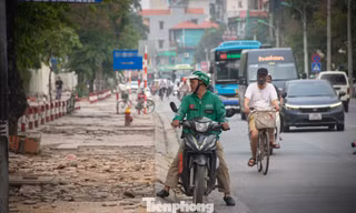 Hà Nội: Vỉa hè nát như tương, đánh đố người đi bộ