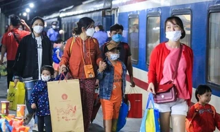 Nhiều chuyến bay, tàu xe đưa công nhân về quê ăn Tết