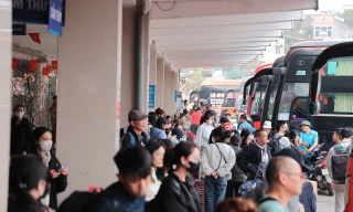 Bến xe Hà Nội đông nghẹt chiều 26 tháng Chạp, hành khách hối hả về quê đón Tết
