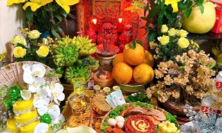 Mâm cúng tạo hình hũ vàng, thỏi vàng cho ngày vía Thần Tài